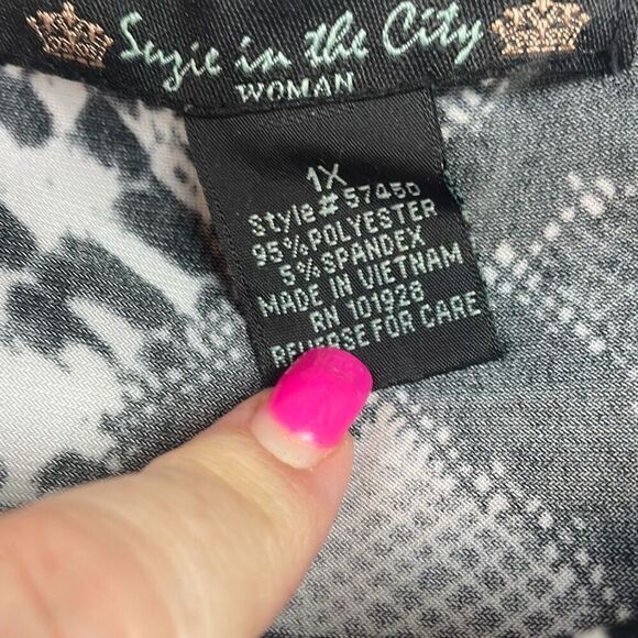 Suzie In The City Women's Snake-Print Square Neck Lettuce-Edge Blouse Black 1X - Picture 5 of 7